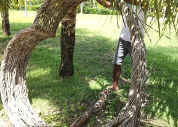 Coração decorativo perdido é encontrado no mar por pescador; infelizmente, inutilizável