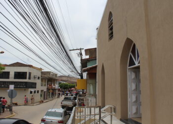 Excesso de cabos coloca Maragogi em situação de risco; poluição visual toma conta do segundo polo turístico