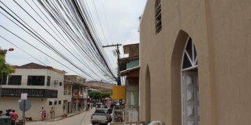 Excesso de cabos coloca Maragogi em situação de risco; poluição visual toma conta do segundo polo turístico