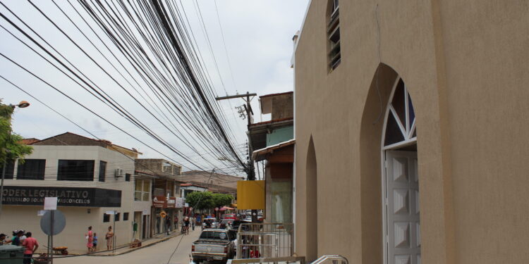 Excesso de cabos coloca Maragogi em situação de risco; poluição visual toma conta do segundo polo turístico