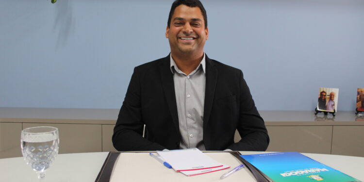 Prefeito interino diz que não mudará uma vírgula em Maragogi enquanto Sérgio Lira estiver no exterior