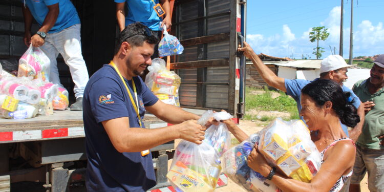 Dono de empresa de Energia Solar em Maragogi doa cestas básicas para os moradores do Alto dos Sonhos