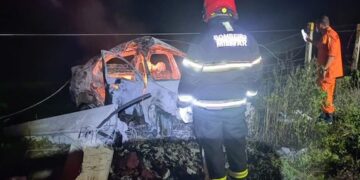 Carro colide em poste em Porto Calvo; vítima ficou carbonizada