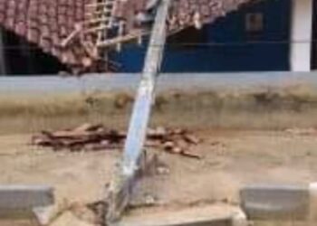 MARAGOGI — Poste cai com funcionário da prefeitura em residência no assentamento São Pedro