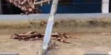 MARAGOGI — Poste cai com funcionário da prefeitura em residência no assentamento São Pedro