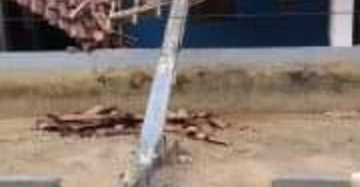 MARAGOGI — Poste cai com funcionário da prefeitura em residência no assentamento São Pedro