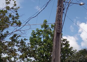 Em Maragogi, moradores precisam amarrar poste com corda para não cair