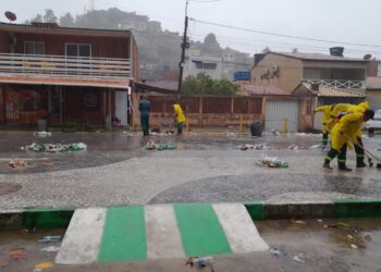 Após madrugada de festas, Saneape limpa Praça de Eventos em tempo recorde
