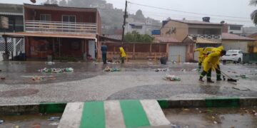 Após madrugada de festas, Saneape limpa Praça de Eventos em tempo recorde