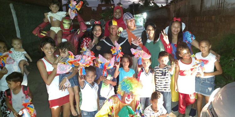 Empresário de energia solar distribui ovos de páscoa em Maragogi