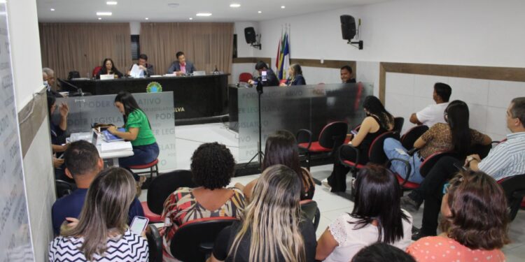 CÂMARA — A pedido da categoria, projeto de aumento salarial de professores é retirado de pauta por Júnior de Jozemir