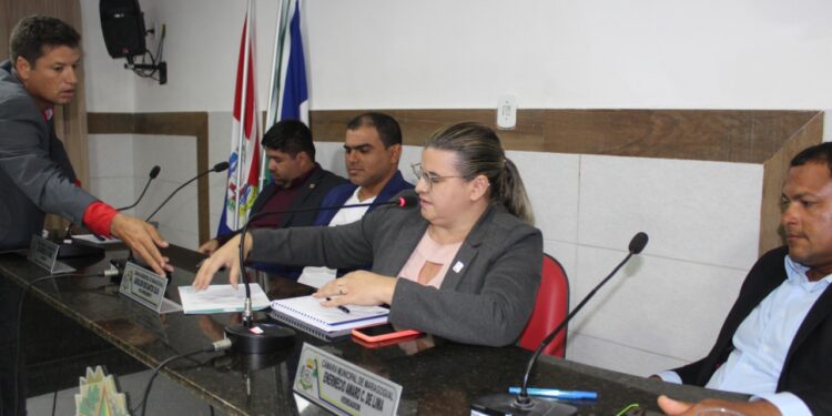 Câmara aprova projetos ‘Creche o Ano Inteiro’ e ‘Maio Laranja’, de autoria da vereadora Alcione Pinto