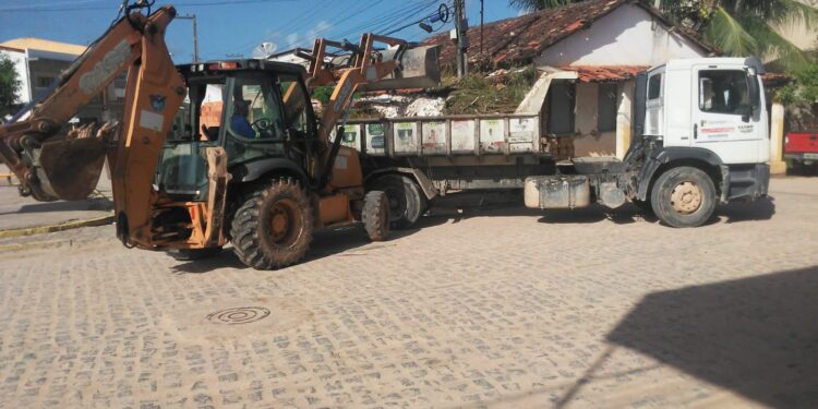 Saneape e prefeitura realizam mutirão de limpeza entre São Bento e Peroba