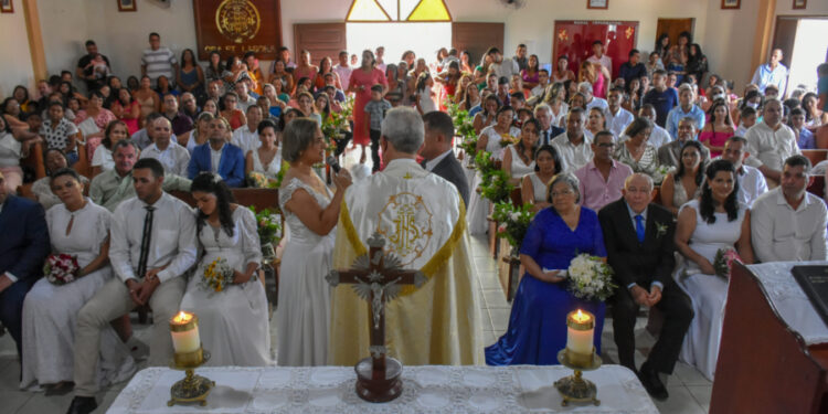 Paróquia de N.S. das Candeias e São Bento realiza casamento coletivo