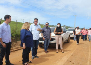 Promotora visita obras do aeroporto de Maragogi para saber por onde passarão os cabos elétricos da Equatorial