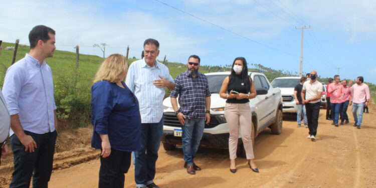 Promotora visita obras do aeroporto de Maragogi para saber por onde passarão os cabos elétricos da Equatorial