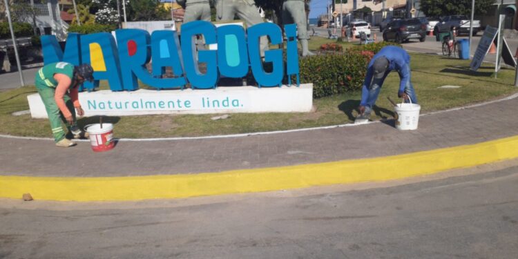 Saneape prepara Maragogi para o verão com reforço de limpeza e pinturas de meio-fio.