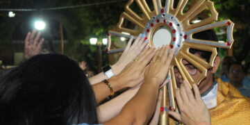 Fiéis lotam praça para o encerramento do Cerco de Jericó de Japaratinga