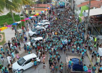 Carnaval de Maragogi 2023: Primeiro dia de folia arrasta centenas de foliões na orla da cidade