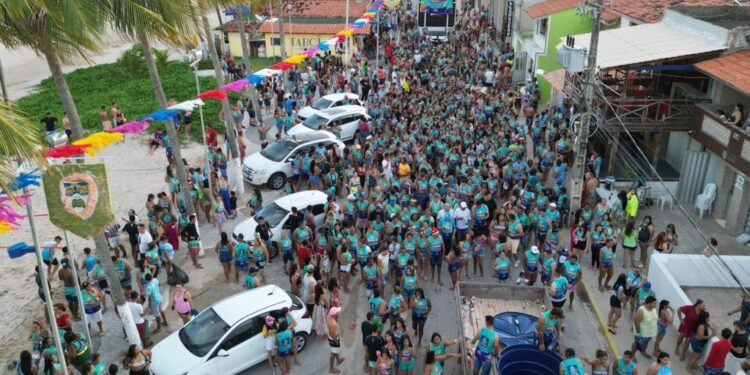 Carnaval de Maragogi 2023: Primeiro dia de folia arrasta centenas de foliões na orla da cidade