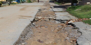 MARAGOGI – Telesil passa tubulação de saneamento e deixa ruas destruídas em São Bento