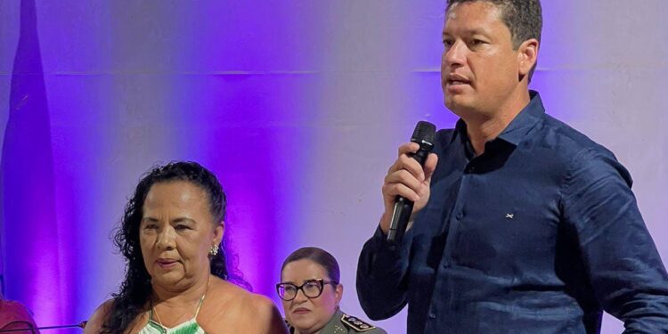 Vereador Júnior de Barra Grande homenageia sua ex-professora em alusão ao dia internacional da mulher.