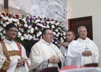 Graças e bênçãos no encerramento da festa de São Bento; fiéis lotam Igreja para procissão