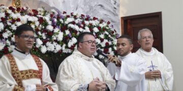 Graças e bênçãos no encerramento da festa de São Bento; fiéis lotam Igreja para procissão