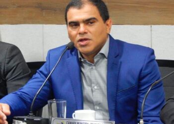 Vereador Fio solicita urgência à Secretaria de Infraestrutura para desobstrução de esgotos e valas antes do período chuvoso