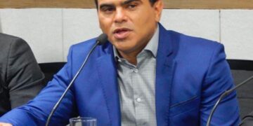 Vereador Fio solicita urgência à Secretaria de Infraestrutura para desobstrução de esgotos e valas antes do período chuvoso