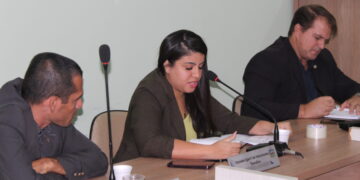 Em Sessão Ordinária, Vereadora Dani Pacheco questiona licitações e contratos da prefeitura de Japaratinga