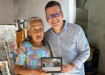 Ao celebrar 92 anos, idosa realiza sonho de conhecer o radialista Marcos Menino