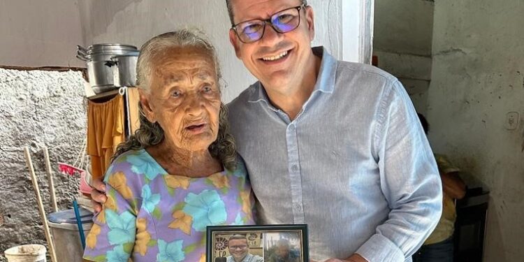 Ao celebrar 92 anos, idosa realiza sonho de conhecer o radialista Marcos Menino