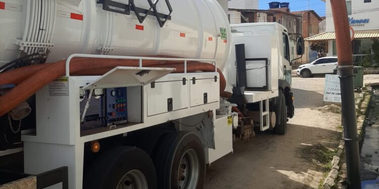 Caminhão com tecnologia de última geração da Saneape chega em Maragogi para desobstruir galerias e redes de esgoto