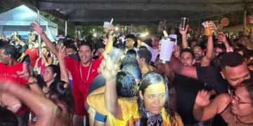 VÍDEO- São João do vereador Fio em Maragogi atrai multidão mesmo debaixo de chuva