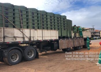 Carreta carregada de lixeiras e contêineres chega em Maragogi para reforçar a limpeza