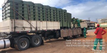 Carreta carregada de lixeiras e contêineres chega em Maragogi para reforçar a limpeza